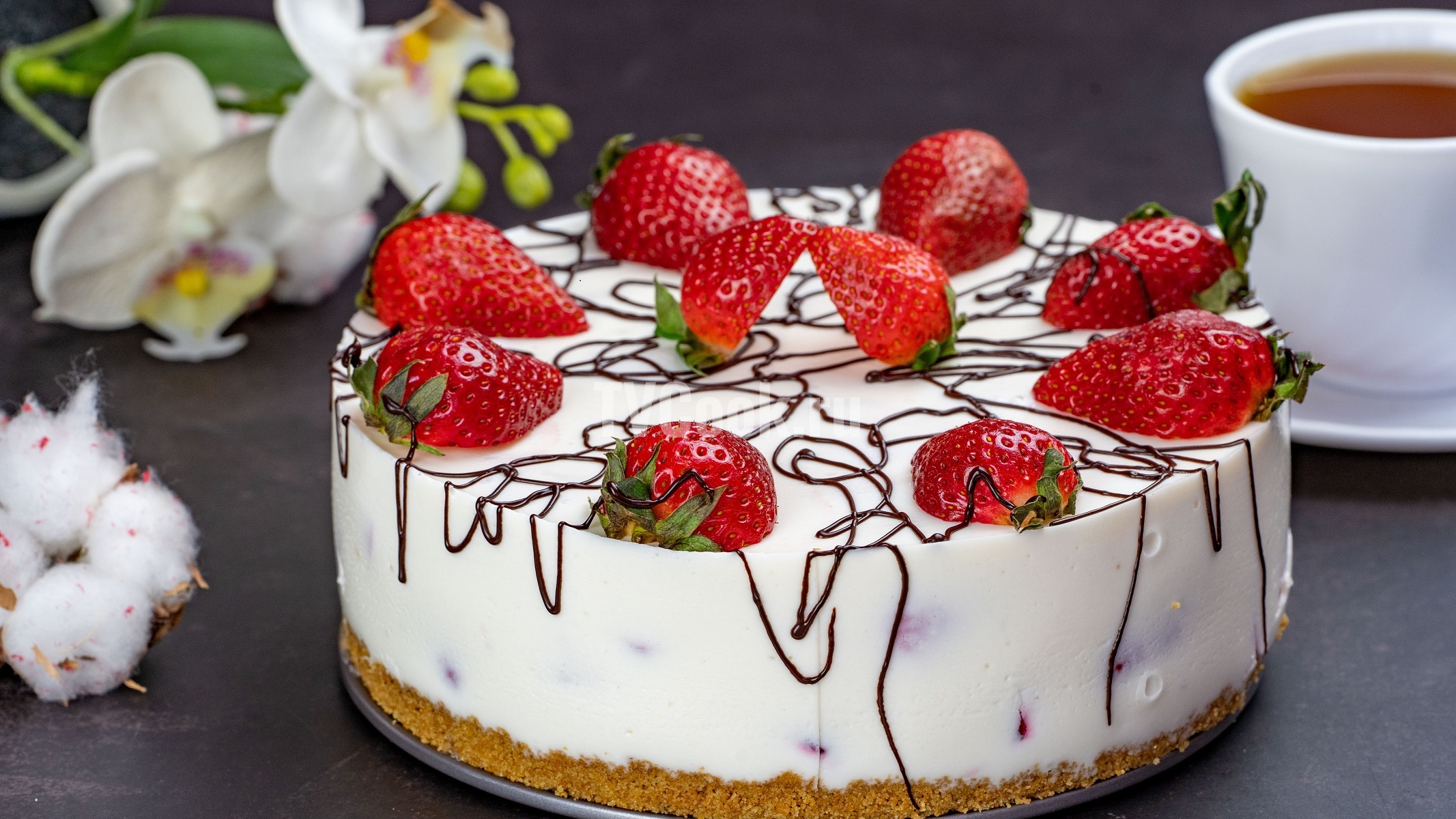 Творожный торт со сметаной и клубникой без выпечки — пошаговый рецепт с фото и видео