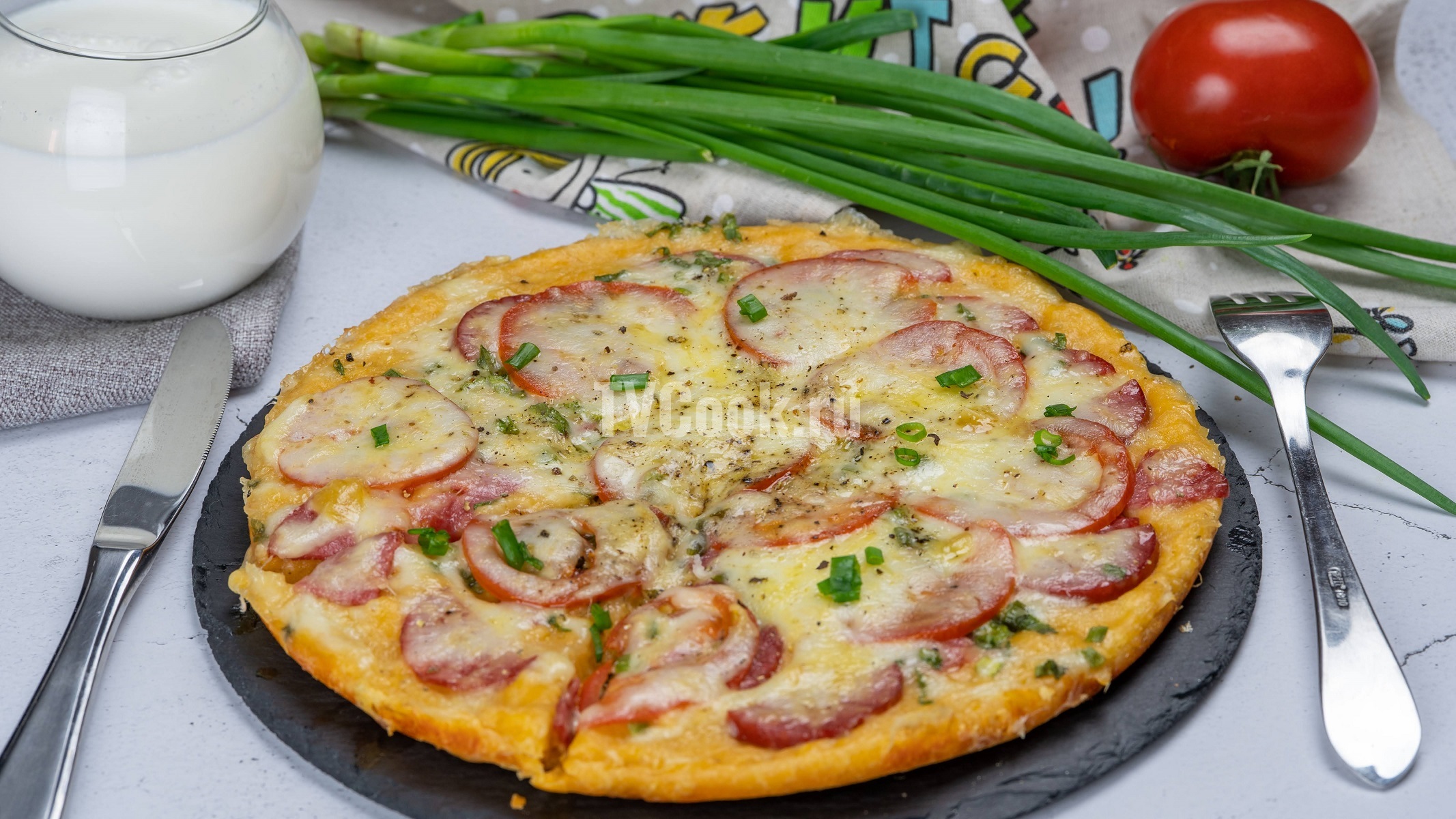 Пицца с сервелатом и томатами с сыром на сковороде — пошаговый рецепт с фото и видео
