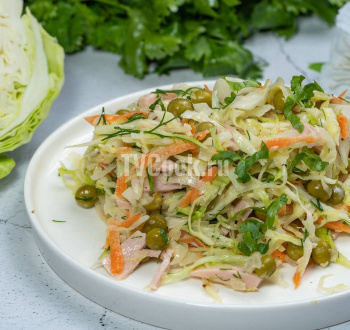 Летний сытный салат из капусты и моркови