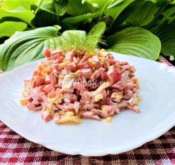 Салат с копченой колбасой, помидорами и сыром