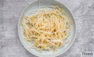 Салат из пророщенной сои