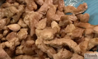 добавляем мясо для бефстроганов