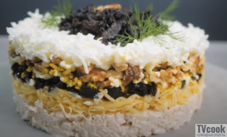 Салат Черная курица с черносливом