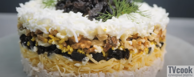 Салат Черная курица с черносливом