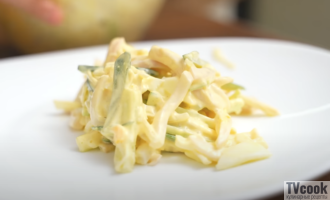 Салат из кальмаров с яйцом и сыром