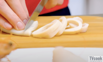 Кальмары нарезать кольцами