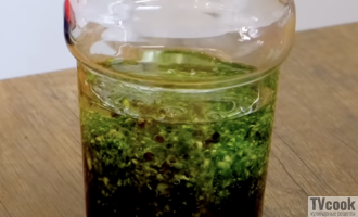 добавить растительное масло, лимонный сок, соевый соус.