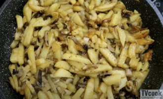 Жареная картошка с грибами и луком на сковороде