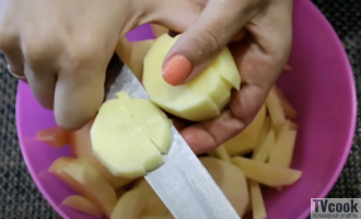 Жареная картошка с грибами и луком на сковороде