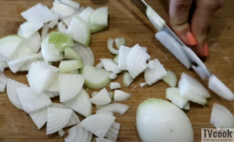 Жареная картошка с грибами и луком на сковороде