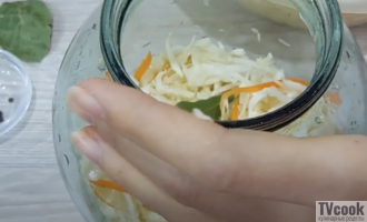 Хрустящая квашеная капуста в собственном соку (без сахара и рассола)