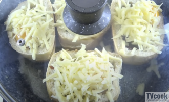 Яичница в хлебе с беконом и сыром на завтрак