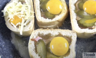 Яичница в хлебе с беконом и сыром на завтрак