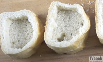 Яичница в хлебе с беконом и сыром на завтрак