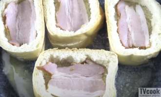 Яичница в хлебе с беконом и сыром на завтрак