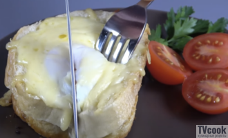 Яичница в хлебе с беконом и сыром на завтрак