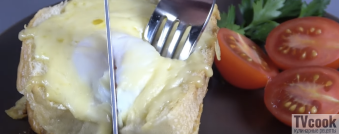 Яичница в хлебе с беконом и сыром на завтрак