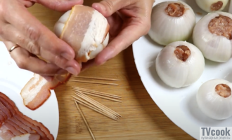 Котлеты в луке и беконе в духовке