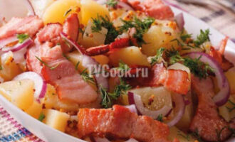 Немецкий картофельный салат с луком и беконом