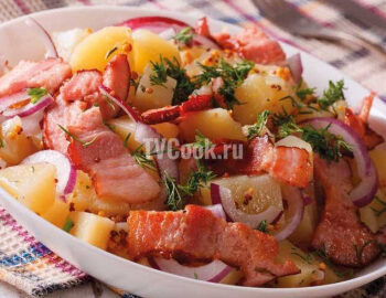 Немецкий картофельный салат с луком и беконом