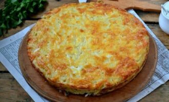 Зaпeкaнкa из тeртого кaртофeля с сыром и чeсноком