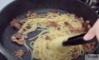 карбонара мешаем спагети