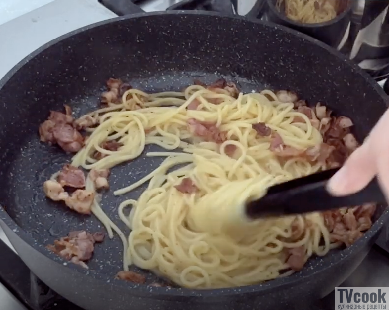 Como hacer espaguetis con nata y bacon