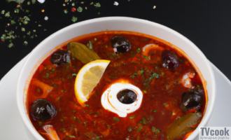 Солянка классическая с картошкой колбасой и огурцами