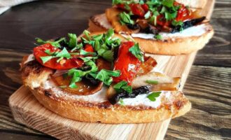 Брускетта с шампиньонами и вялеными помидорами