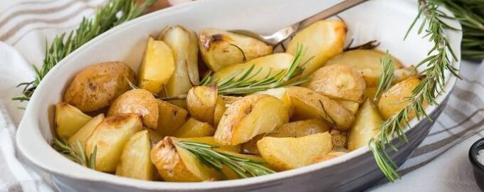 Картошка с розмарином и чесноком в духовке