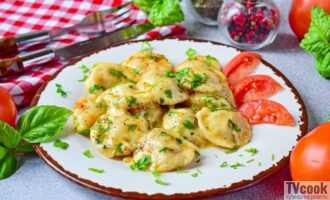 Жареные пельмени с сыром на сковороде