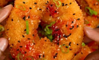 Луковые кольца по-китайски с крабом