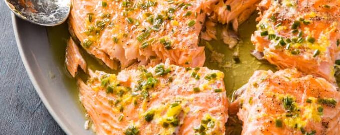 Медленно запеченный лосось с шнитт-луком и лимоном