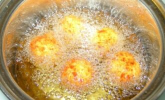 Крокеты из тунца с рисом и сырной начинкой