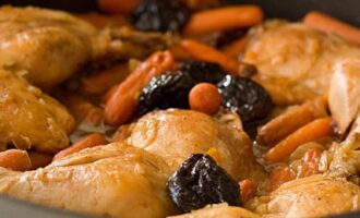 Традиционный цимес из картофеля и чернослива
