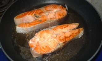 Как приготовить стейк из семги на сковороде с овощами