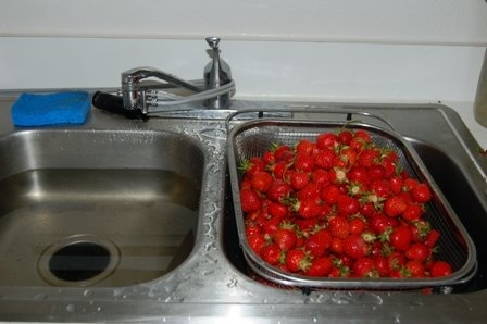 Свежая земляника с сахаром
