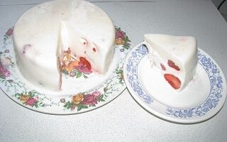 Десерт из сметаны и ягод