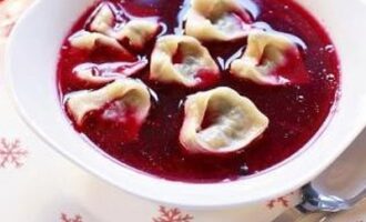 Борщ по-польски с колдунами и свекольным квасом