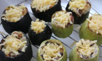 Кабачки, фаршированные мясом в аэрогриле
