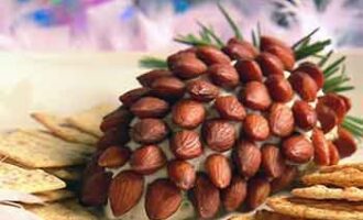 Рецепт салата 'Шишка' с курицей и миндалем