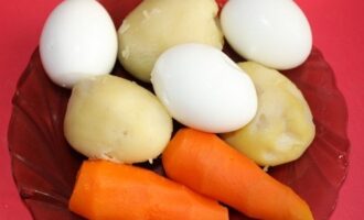 Рецепт салата 'Шишка' с курицей и миндалем