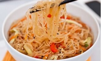 Салат с фунчозой и овощами