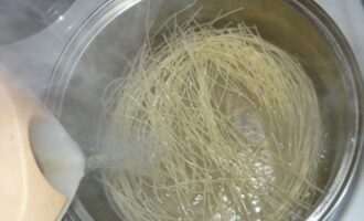 Салат с фунчозой и овощами