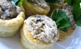 Волованы с курицей и грибами