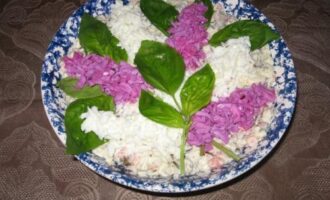 Рецепт салата «Ветка сирени» с рыбными консервами
