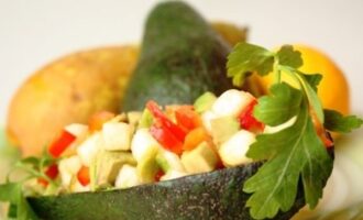Рецепт салата «Свежесть» с овощами и легким соусом