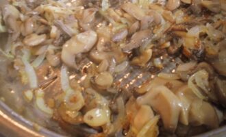 Новогодний салат «Сапожок» с курицей и грибами