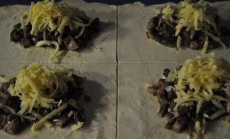 Рецепт конвертиков с грибами и сыром