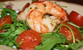 Салат из рукколы и креветок